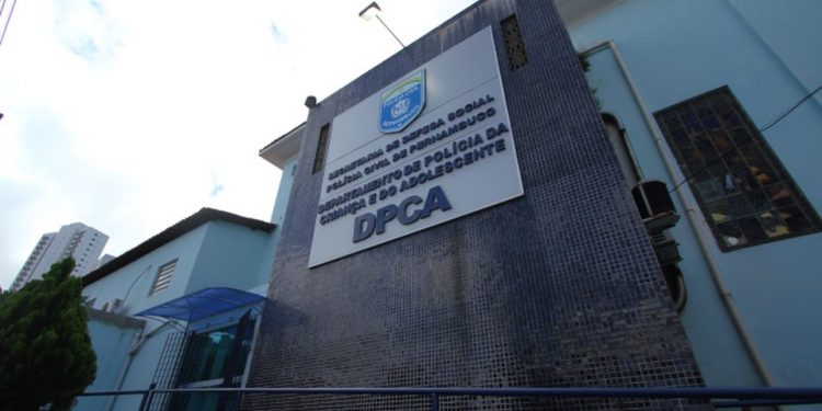 Adolescente é acorrentada pelos pais após ser estuprada pelo irmão