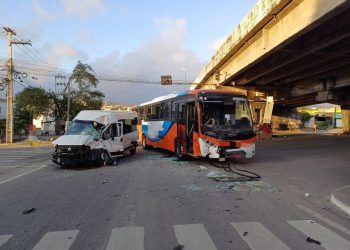 Quatro pessoas ficam feridas após colisão entre van e ônibus