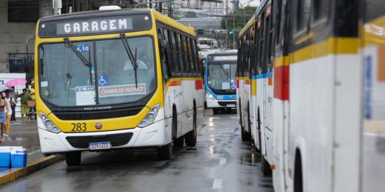 Greve de ônibus no Recife: Segunda feira começa com transtornos para passageiros