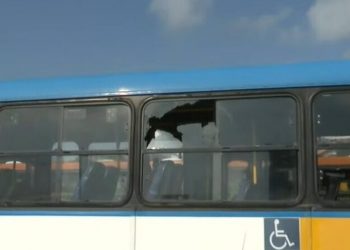 Homem quebra janela de ônibus e acerta idosa no terminal da PE-15