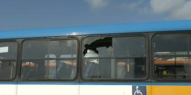 Homem quebra janela de ônibus e acerta idosa no terminal da PE-15