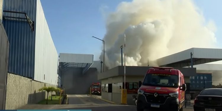 Incêndio atinge empresa de reciclagem em Jaboatão