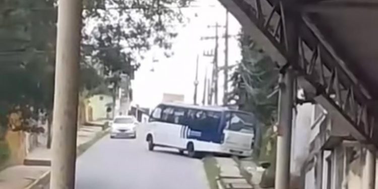 Micro-ônibus perde o controle no mesmo lugar em que 34 pessoas foram atropeladas, em Jaboatão