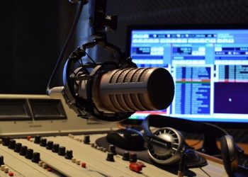 Reportagem da Billboard destaca o impacto do rádio na permanência das músicas nas paradas