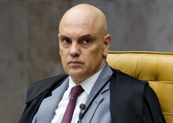 Senadores elaboram pedido de impeachment de Moraes