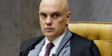 Senadores elaboram pedido de impeachment de Moraes