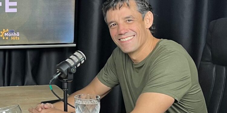 Daniel Coelho participa de sabatina na rádio Hits FM