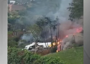 Avião da Voepass com 62 pessoas cai em Vinhedo (SP)