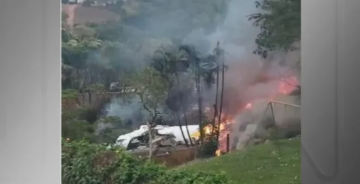 Avião da Voepass com 62 pessoas cai em Vinhedo (SP)