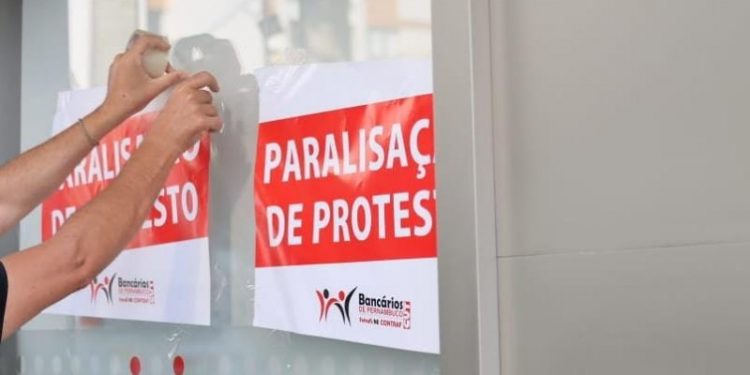 Bancários paralisam agências do Santander em protesto