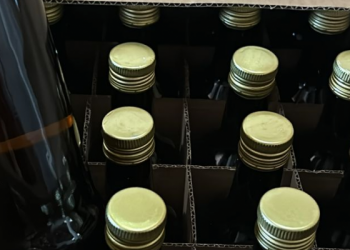 Homem é preso por trocar rótulos e garrafas para vender óleo como se fosse azeite