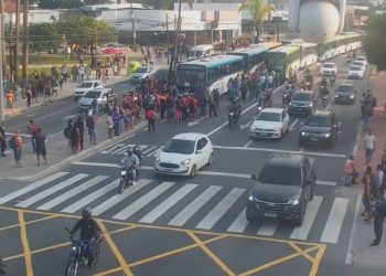 Segundo dia de greve dos rodoviários começa com protestos na Av. Agamenon Magalhães
