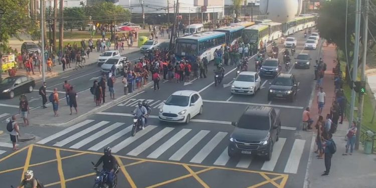 Segundo dia de greve dos rodoviários começa com protestos na Av. Agamenon Magalhães
