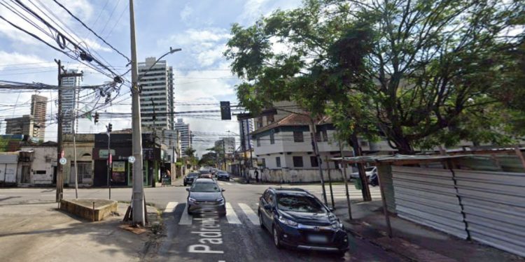 Obra de emergencial interdita rua no bairro da Madalena