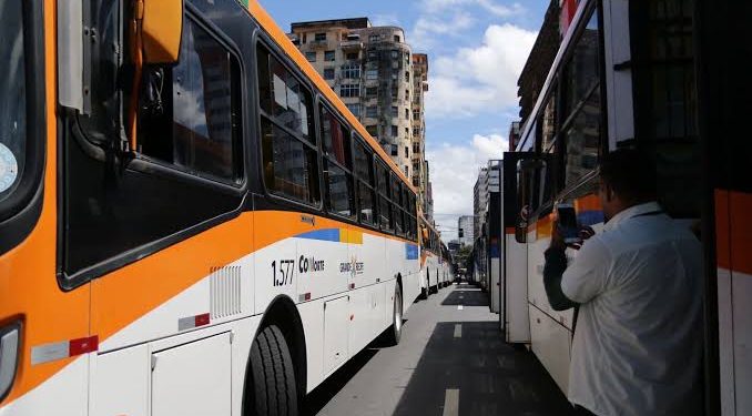 Mais duas empresas de ônibus do Grande Recife aprovam indicativo de greve