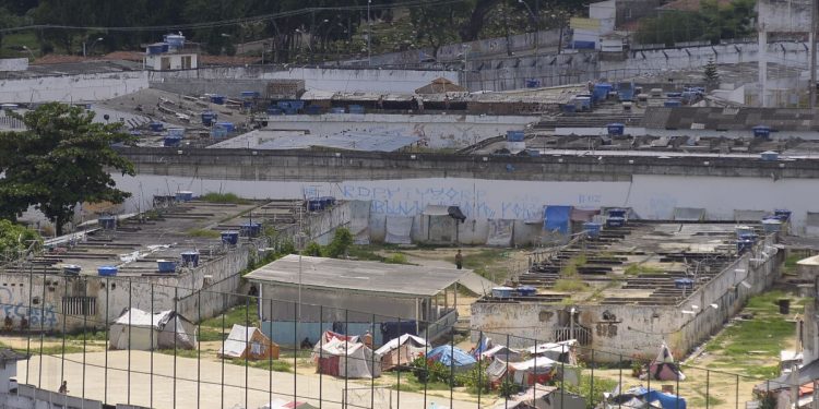 Vistoria no Complexo Penitenciário do Curado encontra mais regalias para presidiários