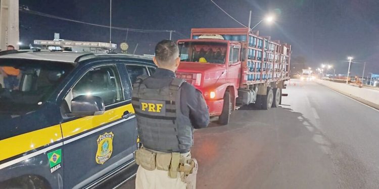 Motorista é preso após dirigir caminhão com botijões de gás alcoolizado