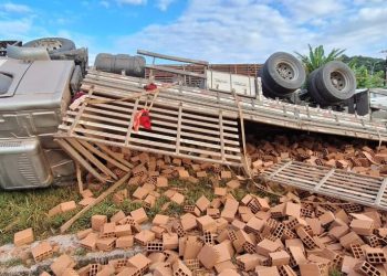 Caminhão carregado de tijolos tomba na BR-101 e deixa uma pessoa ferida