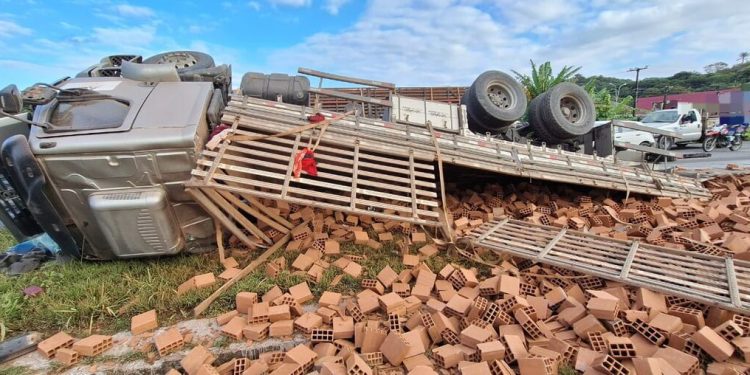 Caminhão carregado de tijolos tomba na BR-101 e deixa uma pessoa ferida