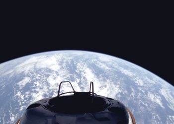 SpaceX atinge ponto mais distante da Terra desde a ida do homem à Lua