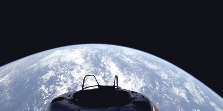 SpaceX atinge ponto mais distante da Terra desde a ida do homem à Lua