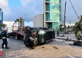Carro capota na Avenida Antônio de Góes e deixa uma pessoa ferida