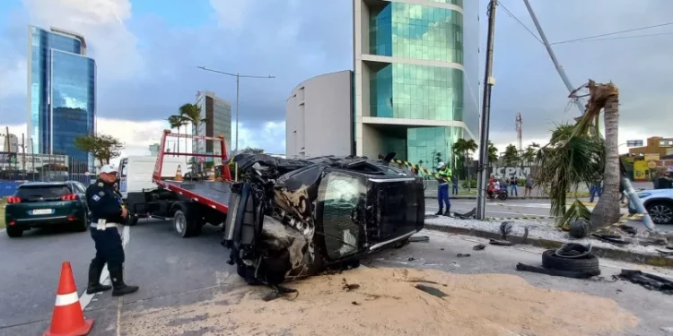 Carro capota na Avenida Antônio de Góes e deixa uma pessoa ferida