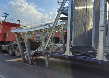 Base de torre eólica se solta de caminhão e cai no meio da BR-101