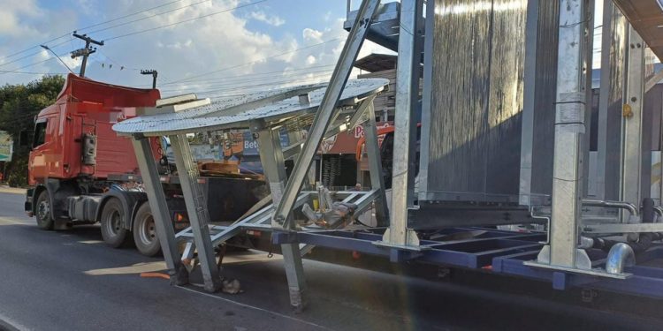 Base de torre eólica se solta de caminhão e cai no meio da BR-101