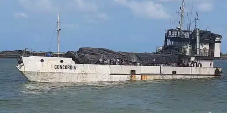 Marinha encontra corpo em área onde navio de carga com nove pessoas afundou no litoral de Pernambuco