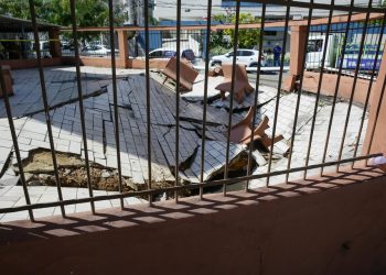 Prédio residencial é evacuado às pressas após afundamento de terreno em Boa Viagem