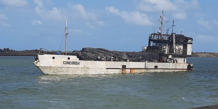 Navio de carga naufraga em Ponta de Pedras