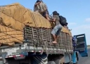 Caminhão é flagrado transportando 10 trabalhadores em carroceria