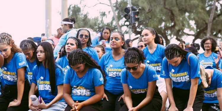 Primeira Marcha para Jesus de Olinda reúne cristãos em shows com trios elétricos
