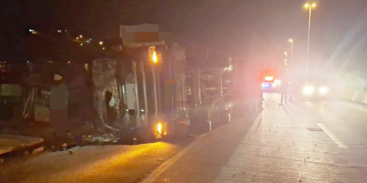 Caminhão carregado de frutas tomba e deixa trânsito lento na BR-232