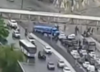 Acidente envolvendo caminhão deixa transito complicado no viaduto Capitão Temudo, na Joana Bezerra