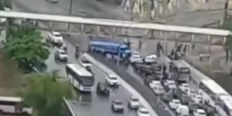 Acidente envolvendo caminhão deixa transito complicado no viaduto Capitão Temudo, na Joana Bezerra