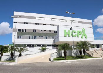 Médicos e Enfermeiros realizam manifestação conjunta em frente ao Hospital de Câncer de Pernambuco (HCP) nesta quarta-feira (04)