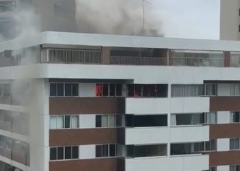 Homem morre carbonizado em incêndio em cobertura de prédio em Boa Viagem