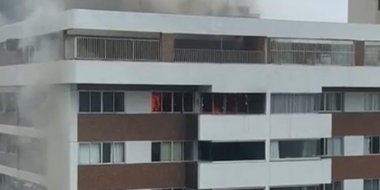 Homem morre carbonizado em incêndio em cobertura de prédio em Boa Viagem