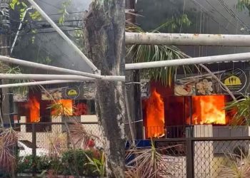 Restaurante localizado no Derby pega fogo