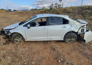 Duas pessoas ficam feriadas após carro capotar em ribanceira às margens da BR-232