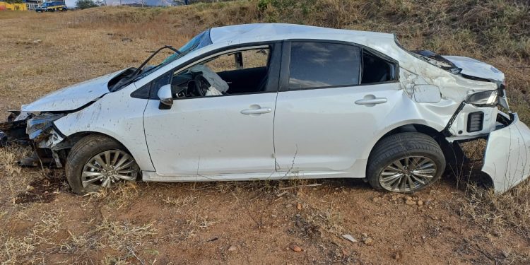Duas pessoas ficam feriadas após carro capotar em ribanceira às margens da BR-232