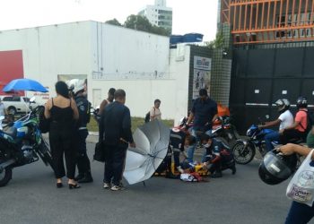 Mulher é atropelada ao tentar pegar ônibus fora da parada