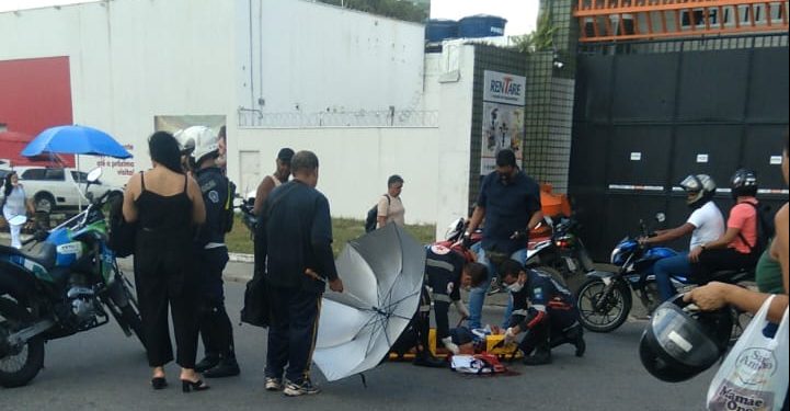Mulher é atropelada ao tentar pegar ônibus fora da parada