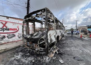 Ônibus é incendiado em Olinda após briga de trânsito