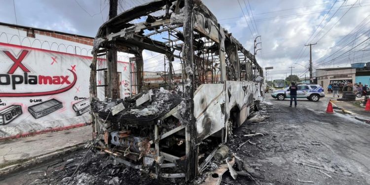 Ônibus é incendiado em Olinda após briga de trânsito