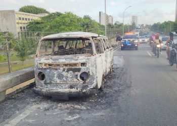 Kombi pega fogo na BR-101, no sentido Ceasa