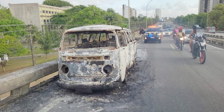 Kombi pega fogo na BR-101, no sentido Ceasa