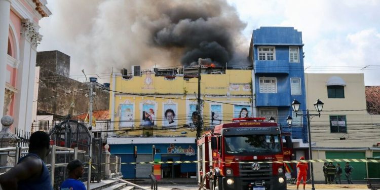 Incêndio atinge loja comercial no bairro de São José, no Recife